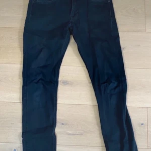 Svarta jeans från Lee - Snygga svarta jeans från Lee i modellen Luke. De har en klassisk femficksdesign och är tillverkade i en bomullsblandning med lite stretch för extra komfort. Perfekta för en stilren look. Slim 