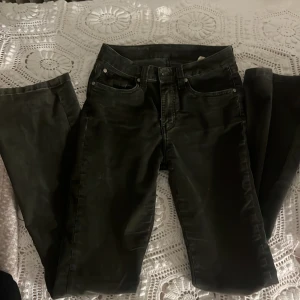 Mörkgröna bootcut manchesterbyxor från Demin Studio ❣️ - Snygga mörkgröna bootcut manchesterbyxor från Demin Studio.  Är 170 och perfekt i längden. Jättesöta om man får säga det själv ❤️❤️ kom privat för frågor eller fler bilder!