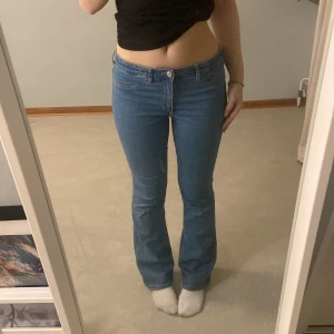 Blå bootcut jeans - Snygga blå bootcut jeans med låg midja från H&M💗 Perfekta för en avslappnad stil. Klassisk design med fem fickor och knappgylf. 