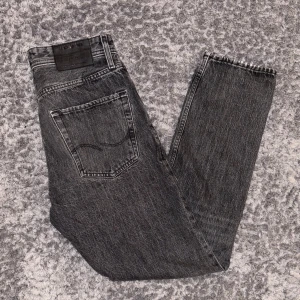 Mörkgrå jeans - Jack & Jones  - Snygga mörkgråa jeans från Jack & Jones i modellen Loose/Chris. Skön tvätt & i mycket bra skick. Storlek 28/32.