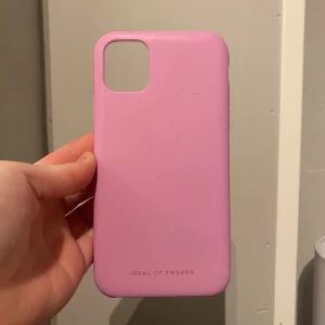 Rosa mobilskal från Ideal of Sweden - Snyggt rosa silicon liknande mobilskal från Ideal of Sweden till iPhone 11. Perfekt för att ge din telefon en färgglad touch