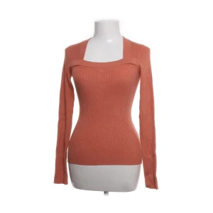 Rostfärgad ribbad tröja från Cubus - Säljer en snygg rostfärgad ribbad tröja från Cubus. Tröjan har en unik o fin fyrkantig halsringning och långa ärmar. Tvättas och stryks innan jag skickar!