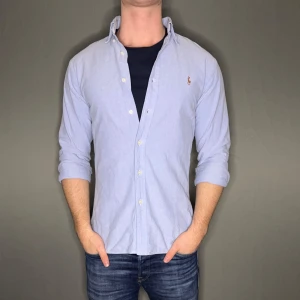 Ralph lauren skjortan - Hej säljer nu min fina Ralph Lauren skjorta i storlek M. Den är i nyskick och kommer vara otroligt snygg i höst/vinter. Nypris cirka 1500kr! Vi kommer att sälja liknande produkter nu närmare vinter så glöm inte följa profilen!🌊🍾