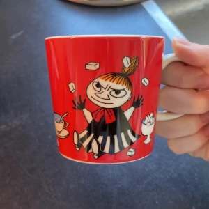 Muminmugg/muminkopp - nästintill oanvänd muminmugg, max använd 1-2 gånger!💕säljer även den mörka tillsammans, för nedsatt pris, eller separat på min profil om man är intresserad!🫶just denna är väldigt svår att få tag på därav priset, och har jämfört med vad andra säljer den för☺️den mörka säljs för 200kr!