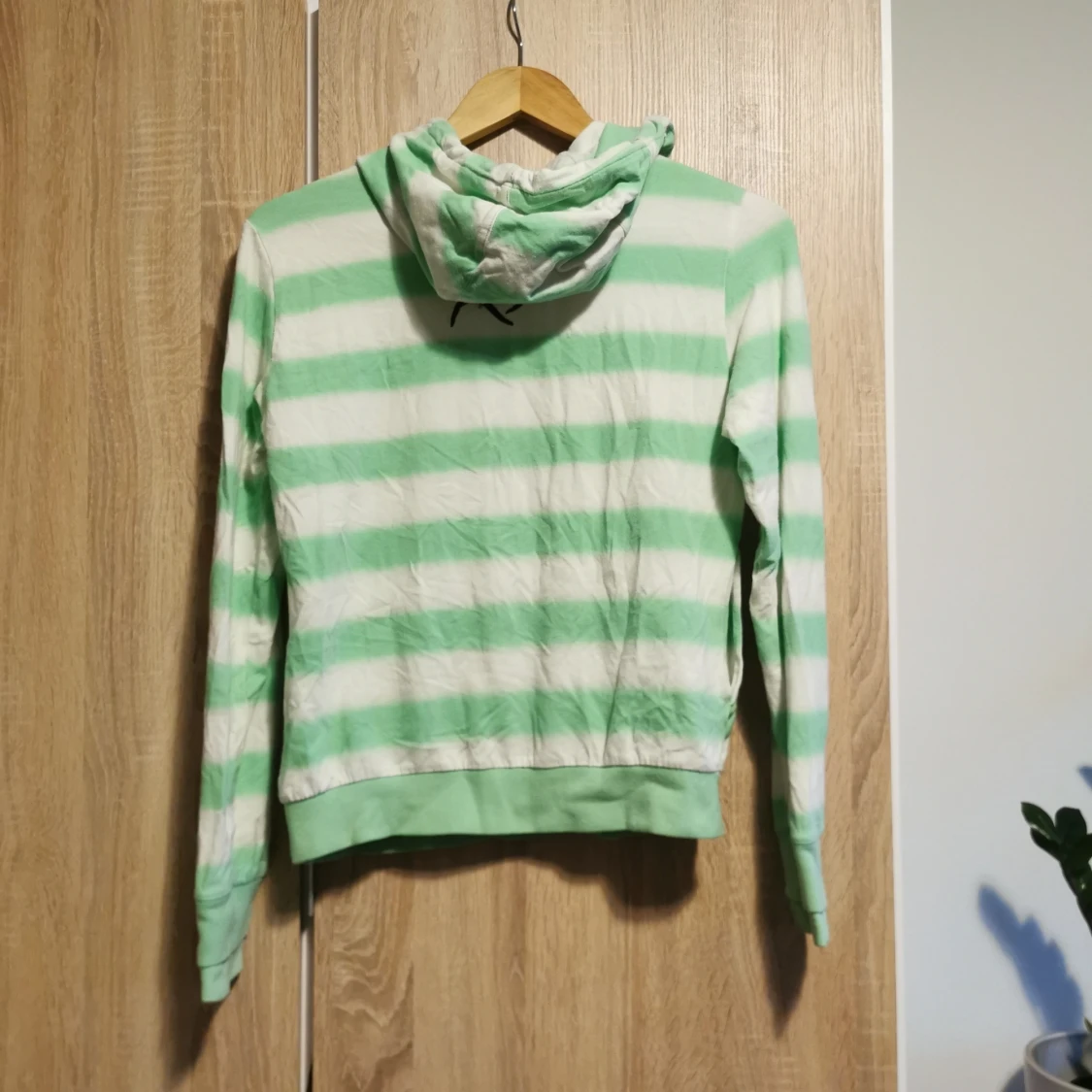 (S) Grön- och vitrandig hoodie från Nike - 2