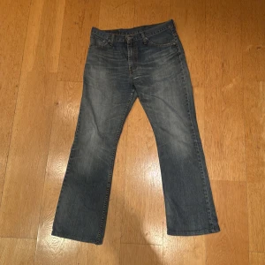 Levi’s 507 med bootcut - Säljer ett par blå jeans med bootcut. Levi’s 507or. W34 L34 men lite korta i längden.