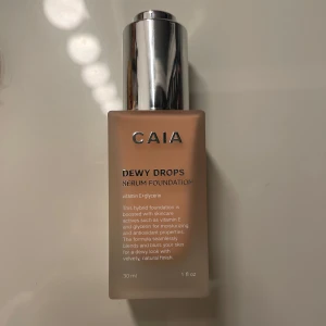 Caia Dewy Drops - Säljer en CAIA Dewy Drops Serum Foundation i nyansen 20C. Denna foundation kombinerar hudvårdande ingredienser som vitamin E och glycerin för en återfuktande och antioxidativ effekt. Ger en daggig och naturlig finish. Endast testad!