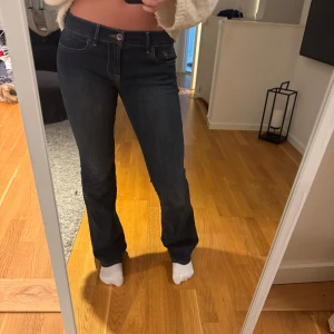 Mörkblå jeans med bootcut - Snygga mörkblå jeans med bootcut. 