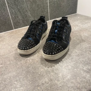 Christian Louboutin  - Ett par riktigt feta loubs i en unik färg alla nitar kvar och självfallet äkta det svarta i hälen på insidan av skon är en lagning. Om du undrar något är det bara att höra av sig kom med pris förslag 