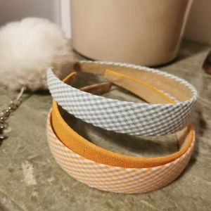 Tre diadem hårband och en fluffig boll - accessoarer  - Ett set med tre diadem och en fluffig boll man sätter på väskan eller i jeansen. 