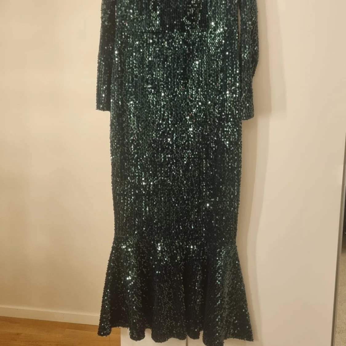 Grön glittrig långklänning - 1