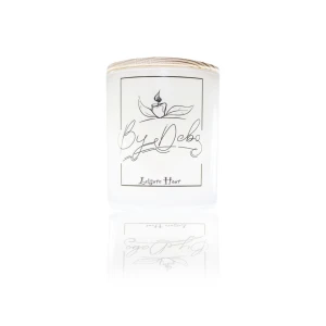 Doftljus Leisure Hour från By Dobs - Elegant doftljus från By Dobs med namnet Leisure Hour. Ljuset kommer i en stilren vit behållare med ett trälock, vilket ger en naturlig och modern känsla. Perfekt för att skapa en avkopplande atmosfär i hemmet. Ljusets design är enkel men sofistikerad, vilket gör det till en fin inredningsdetalj.