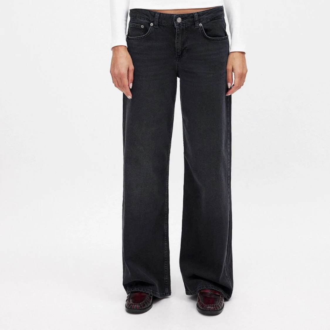 Svarta jeans med vida ben