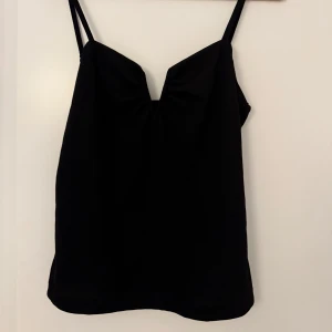Svart topp - Snygg svart linnetopp med smala axelband och en enkel design. Perfekt för att klä upp men även att ha till vardagen🌟