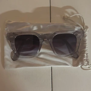 Chimi 04 grey - Använt solglasögonen enstaka gång då de inte passar på mig, pris kan diskuteras, org pris 1350
