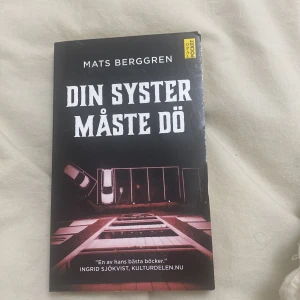 Bok din syster måste dö - Boken 'Din syster måste dö' av Mats Berggren är en spännande berättelse om Khabbat som kämpar för att få bra betyg och samtidigt hantera pressen från sin pappa. En fortsättning på 'Onsdag kväll strax före sju', där teman som familj och risker utforskas. Perfekt för dig som gillar ungdomsdeckare.