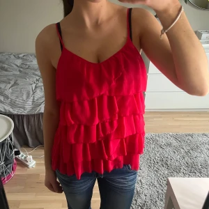 Rosa volang topp  - Rosa topp med volanger som tyvärr är lite liten på mig🩷