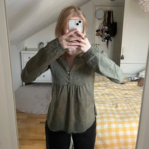 Grön  skjorta/blus - Jätte fin blus med broderi!