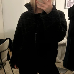 Svart teddyjacka med dragkedja - Mysig supersnygg svart teddyjacka med dragkedja och hög krage. Jackan är i storlek XS och är från Carin Wester!  Endast använd 3 gånger. Nypris 800kr, jag säljer den för 450😊