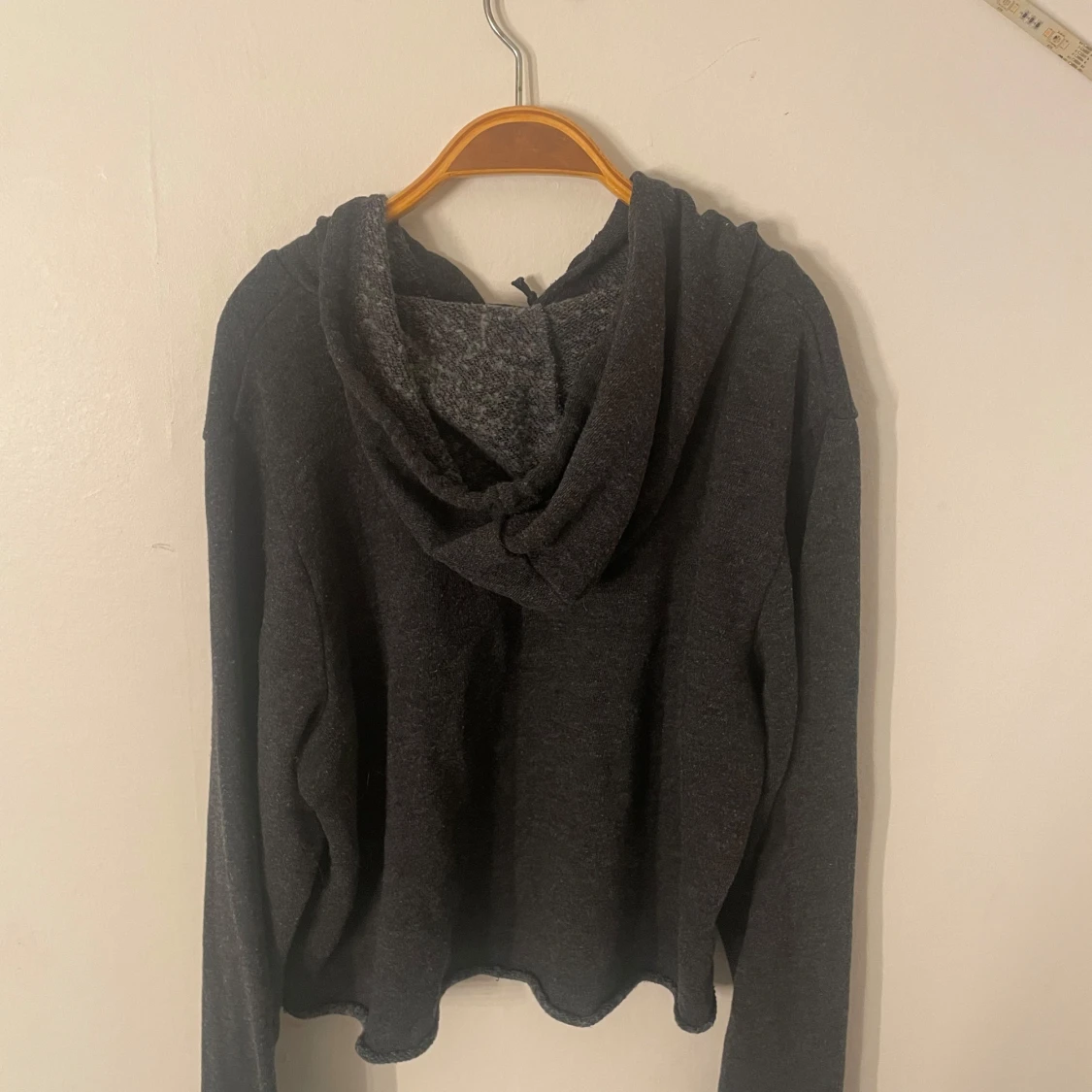 Mörkgrå magtröjig hood ur  - 1