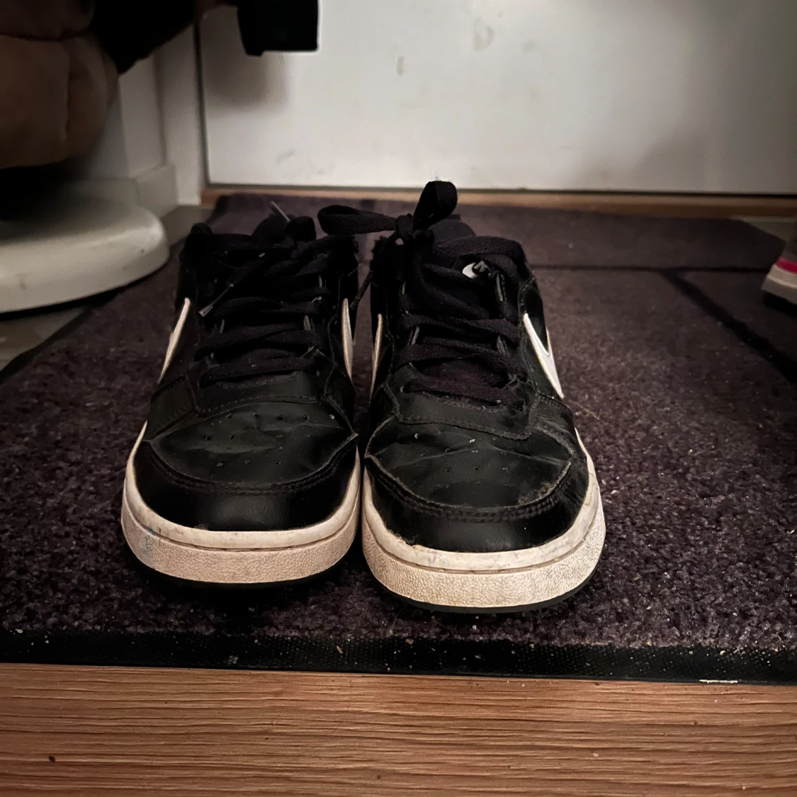 Svarta Nike sneakers med vit sula