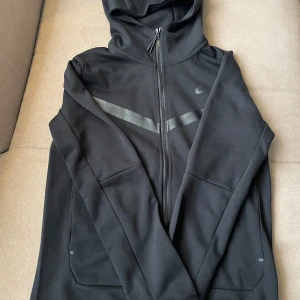 Nike tech hoodie - Stilren hoodie ifrån Nike, i storlek M! Skick 10/10, aldrig använd! Hör av dig vid minsta fråga🤗