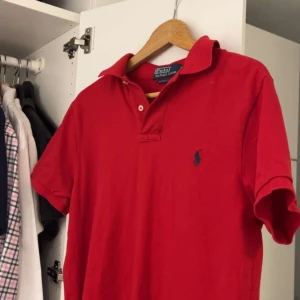 Polo Ralph Lauren Pike - Fin Piké tröja från Ralph Lauren | Storlek M | Skick: 9/10 | Modellen är 180 och väger 76 kg. Skriv för mer info ⚡️