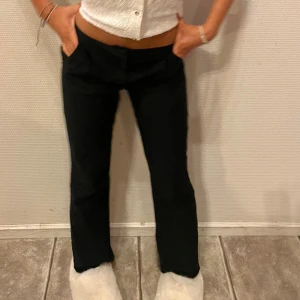 Lågmidjade Svarta kostym byxor - Snygga svarta byxor från ASOS i en klassisk stil. De har en rak passform 💞 Lågmidjade/mid waist och väldigt bekväma 