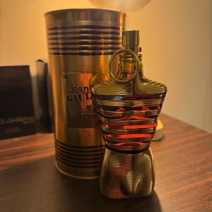 Dolce & Gabbana herrparfym - Elegant herrparfym från Dolce & Gabbana i en stilren, mörk glasflaska med svart lock. Perfekt för den som söker en sofistikerad doft med en touch av lyx.