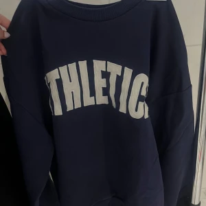 Mörkblå Sweatshirt  - Säljer nu min mörkblåa sweatshirt från Gina Tricot i storlek S. Jättemysigt material och tjock tröja som fungerar till vardags eller myshelg. Minns inte vad jag köpte den för men säljer för 350! Pris går att diskutera 🤗