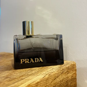 Prada L'Eau Ambrée Eau de Parfum 2009 80ml - Säljer denna kvinnliga sällsynta limited edition parfymen från Prada som inte längre tillverkas🖤 Doften har toppnoter av citrus och Amalfi-citron, mellannoter av patchouli och ros, samt basnoter av amber, opoponax och vanilj. Perfekt för den som älskar en sofistikerad och varm doft. Den är i en 80ml flaska och finns ungefär 30ml kvar! Nypris: 2000-2600kr