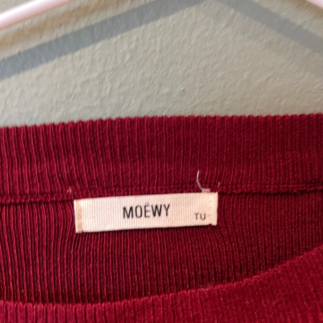 Vinröd tröja med volangärmar från Moewy - 1