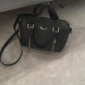   Zadig & Voltaire - Säljer denna väska för att den tyvärr inte kommer till användning, köpte den förra året den är använd men inte några synliga skador! Nypris 5000 priset kan diskuteras!