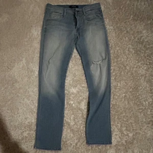 Replay Anbass - Säljer ett par as feta replay anbass i storlek 33, sitter lite mindre dock. De är slim i passform och i dunder skick! Tveka inte på att höra av er!