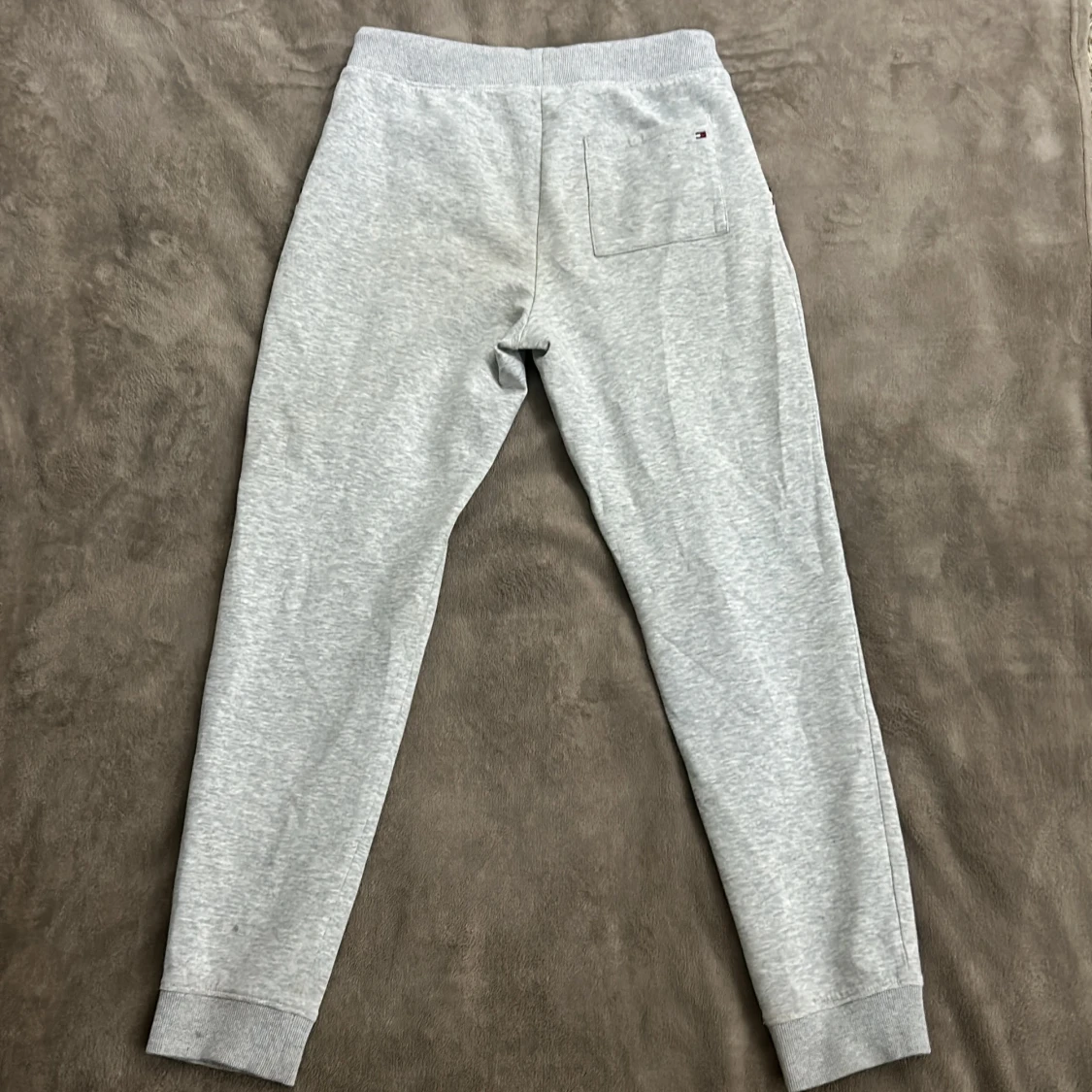 Grå mjukisbyxor från Tommy Hilfiger ( Äkta ) Köpt från Johnells - 3