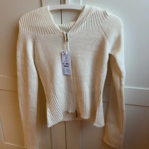 Vit ribbad kofta med dragkedja - Säljer en  vit ribbad kofta från Gina tricot med dragkedja framtill. Koftan har långa ärmar och en  ribbad design vid axlarna och ärmsluten. Ny pris 400kr. Pris kan diskuteras 💕