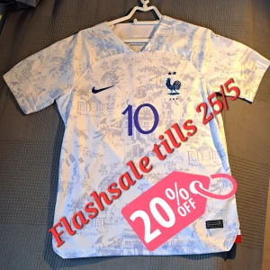 Frankrike Mbappé vm 2022 tröja - Säljer nu denna feta Frankrike Mbappe bortatröja från Vm 2022. Den har snyggt mönster och embrolijerade loggor. Jätte bra kvalitet. Tröjan är st M men kanske passar L ockå. Hör av dig vid frågor.⚠️ 200 kr om du köper inan 25/1⚠️ Annars 250