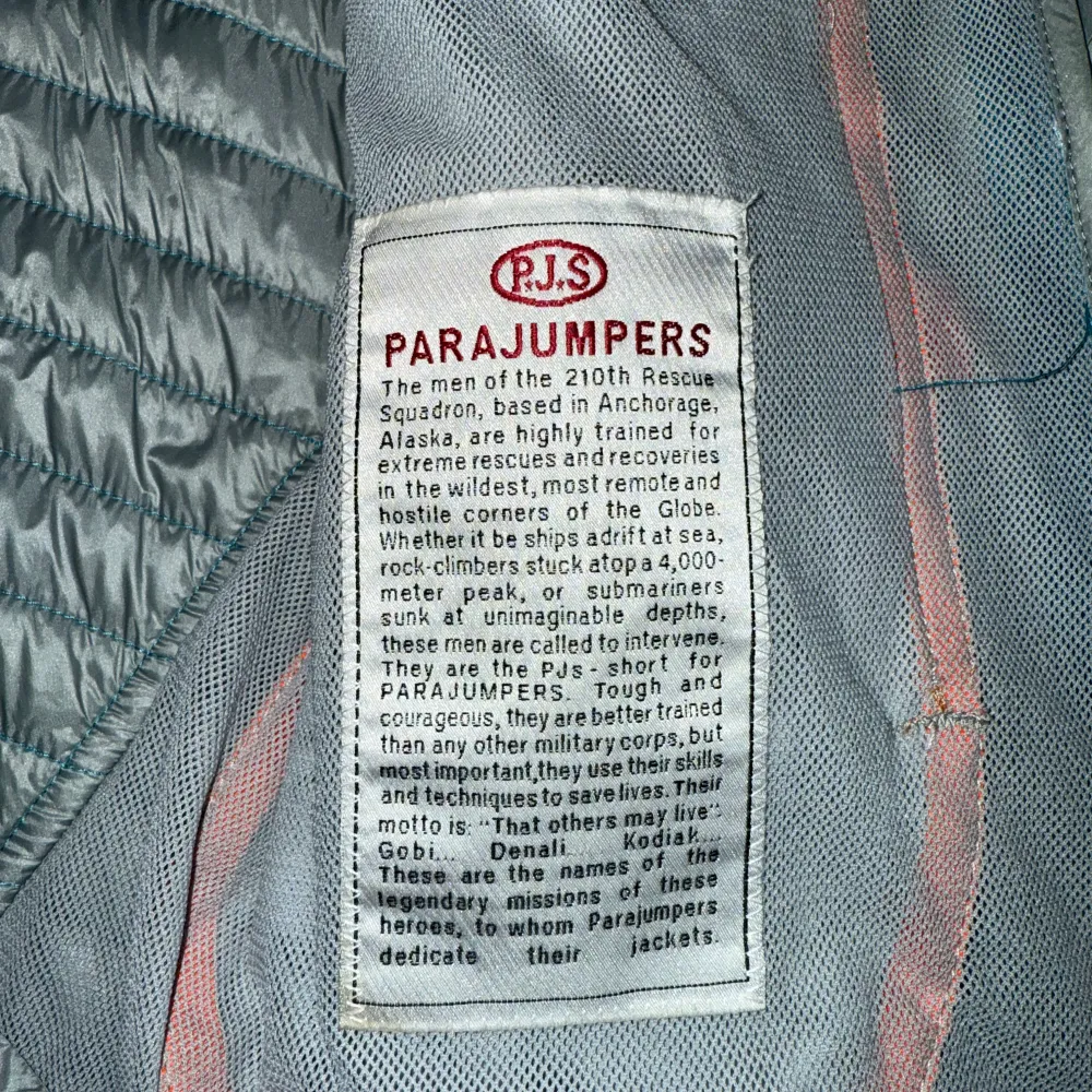Säljer en blå quiltad jacka från Parajumpers. Jackan har en dragkedja framtill och en broderad logga på ärmen. Den är extra lätt och perfekt för kyligare dagar. Jackan har långa ärmar och flera praktiska fickor med dragkedja. Kan mötas upp i Sthlm. MVH/Felix. Takit.