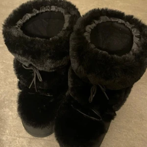 Svarta fluffiga boots - Passar 39 upp till 42