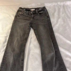Grå jeans med broderade bakfickor från Gina  - Snygga grå jeans med broderade bakfickor från Gina. Helt oanvända. Storlek 158.
