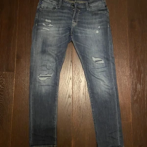 Jack and jones jeans - Snygga jeans från Jack and Jones med ett par schyssta slitningar. Det är slim fitt model. Bara testade så i princip sprillans nya. Hör av er vid funderingar 😀 