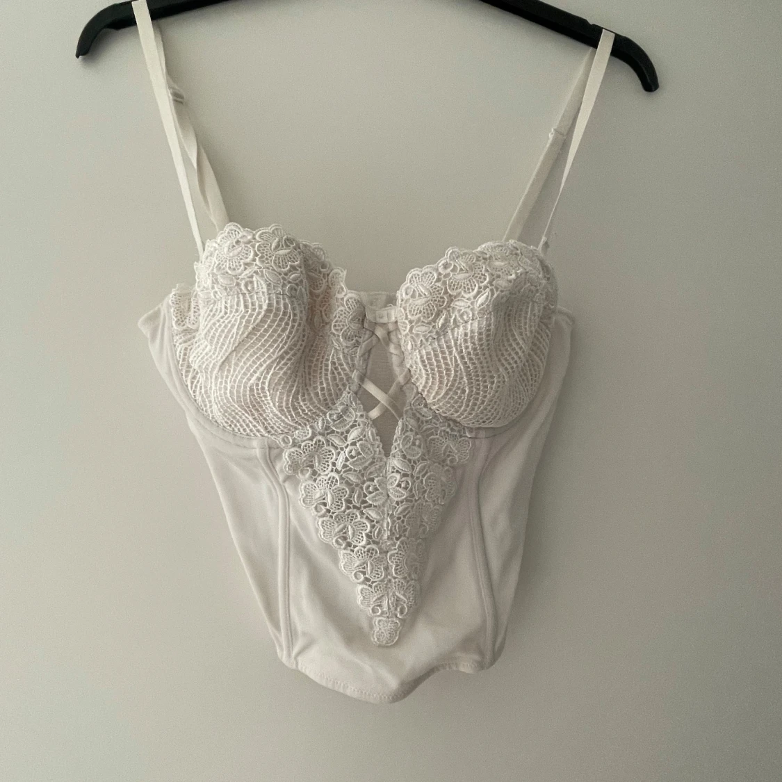 Vit korsett med spetsdetaljer - 1