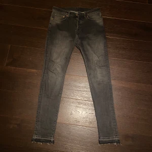 H&M Jeans - Ett par slim fit jeans i färgen svart med en schysst fade från HM, dem är flared på botten, eftersom jag sydde upp stygnet. Dem är i jätte bra skick bara använde ett fåtal gånger