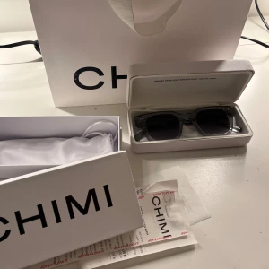 Grå solglasögon från CHIMI - Snygga grå solglasögon från CHIMI med en stilren design. De har en fyrkantig form och kommer i ett praktiskt fodral. Perfekta för att ge din outfit en cool touch. inga skador och i perfekt skick. skriv om du undrar något eller vill ha mer bilder. modellen är 04 och kvitto ingår.