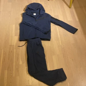 Blå nike tech - Säljer en blå hoodie och byxor från Nike för endast 299kr. Är väll använd men det finns inga tydliga täcken på användning. Skriv gärna ifall ni har några färger så svarar jag så fort jag kan!