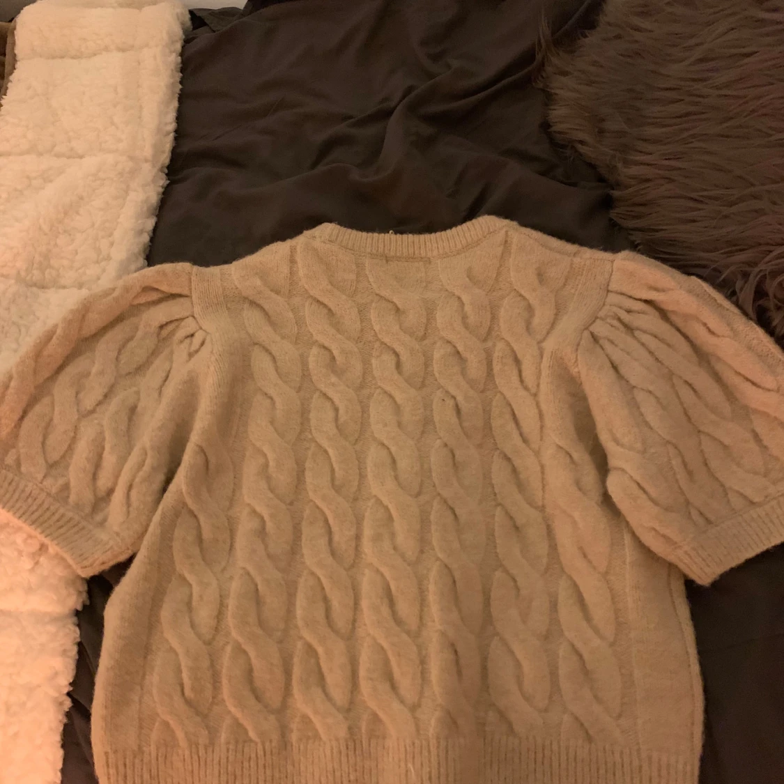 Beige stickad tröja med puffärmar - 1