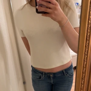 Stickad t-shirt - Säljer denna vita finstickade t-shirten i storlek S. Den är i mycket bra skick och passar till allt💕