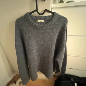 Mörkblå stickad tröja från GinaTricot - Mysig mörkblå stickad tröja i nyskick då jag bara använt den 2-3 gånger. Storlek L men passar även M. Köpte den för 399kr. Säljer då den inte kommer till användning☺️