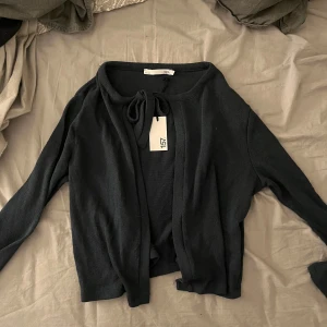 kofta lager 157 rosett  - helt ny mörkblå kofta från lager 157 med rosett, prislappen kvar! stl S💕