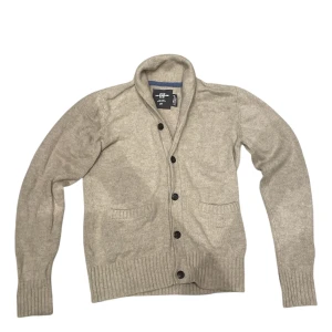 Stickad cardigan  - Knappt andvänd och utan defekter. Hör av dig vid frågor eller funderingar.